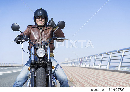 バイクに乗る男性