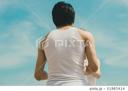 男女 後ろ姿 タンクトップ 人物の写真素材