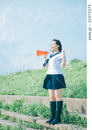 女子高生 応援 学生服 メガホンの写真素材