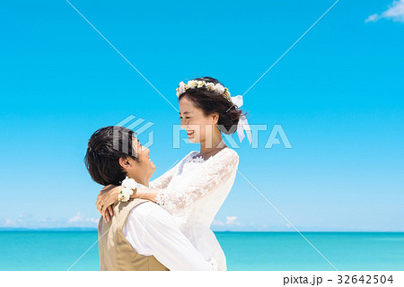抱き上げる 結婚 花嫁の写真素材