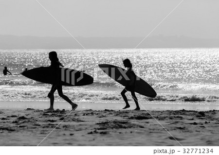 サーフィン 波乗り 海 白黒の写真素材