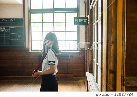 女子高生 陽射し 横向き 高校生の写真素材