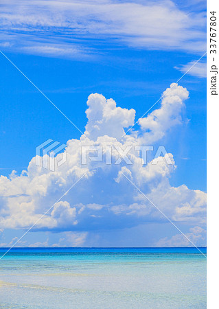 夏 海 雲 入道雲の写真素材
