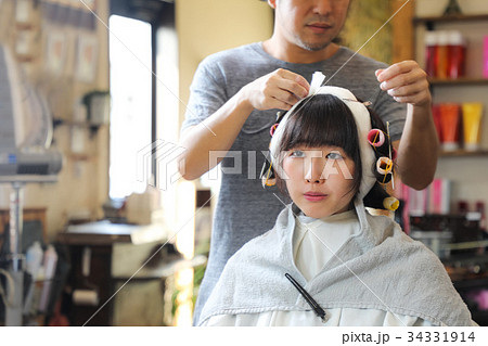 パーマをかけるの写真素材
