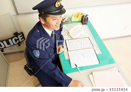 交番勤務 警察 警察署 警官 笑顔の写真素材