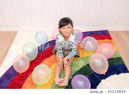 女の子 風船 かわいい 小学生 遊び 上半身 低学年 ポートレート 日本人の写真素材