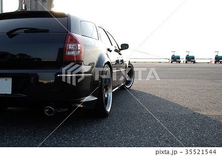 自動車 アメ車 黒い車 ステーションワゴンの写真素材