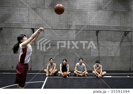 女性 バスケ シュート フリースローの写真素材