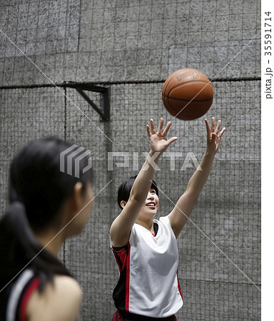 バスケット シュート フリースロー バスケットボールの写真素材