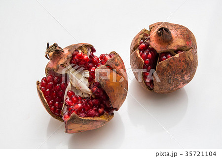 ざくろ 柘榴 完熟 果実の写真素材