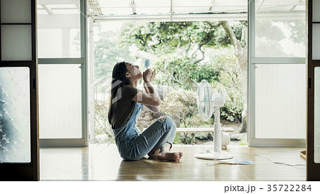 人物 女性 アイス 食べるの写真素材