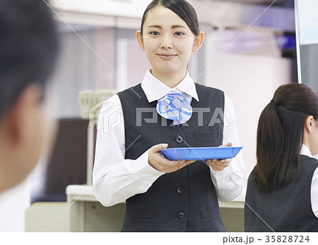 人物 女性 銀行 銀行員の写真素材