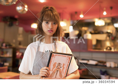 女性 かわいい カフェ 店員の写真素材