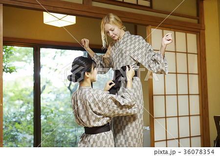 温泉旅行 女子旅 浴衣 着替えの写真素材