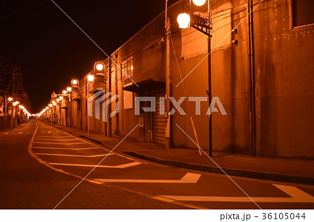 街灯 電柱 夜 暗い 電灯の写真素材