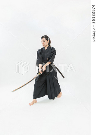 刀 武器 ポーズ 女性の写真素材
