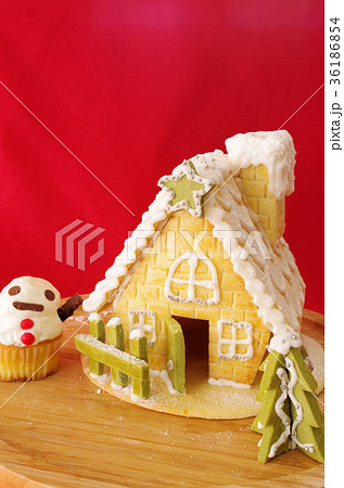 お菓子の家 家 かわいい メルヘンの写真素材