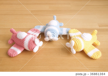 人形 編みぐるみ 飛行機 カラフル飛行機の写真素材 - PIXTA