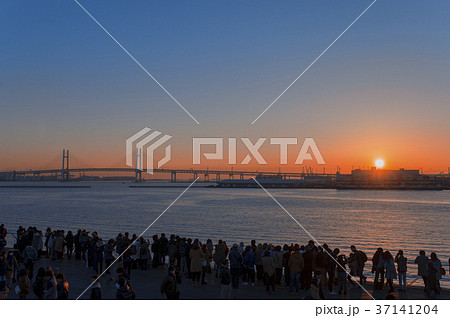 日の出 横浜 大桟橋 初日の出の写真素材