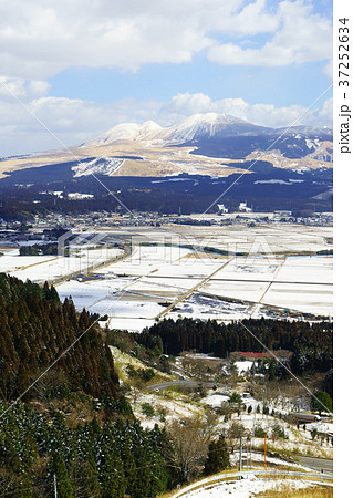 阿蘇山 冬 阿蘇市 冠雪の写真素材