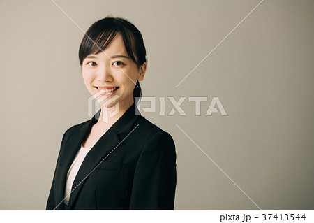 新入社員 スーツ 女性の写真素材