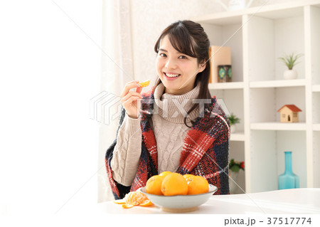 みかん 女性 食べる 果物の写真素材