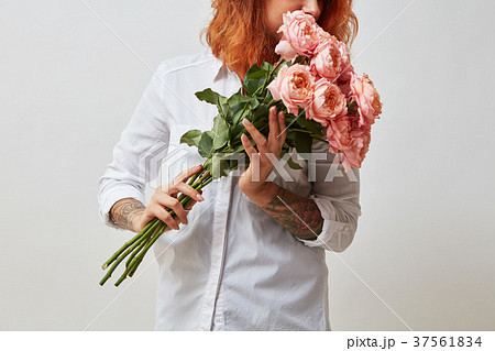花束 女性 支える つかむの写真素材