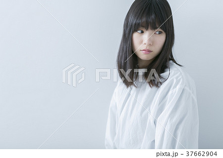 おとなしい人 美しい 女性の写真素材