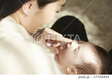 赤ちゃん 新生児 外国人 かわいいの写真素材