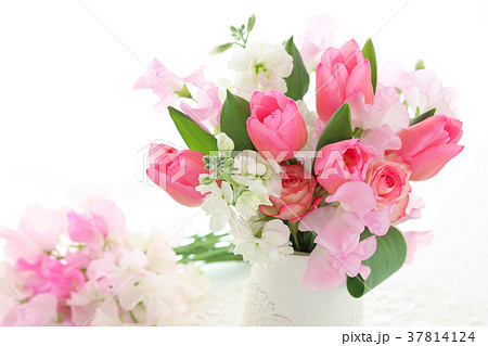 チューリップ スイートピー フラワーアレンジメント 花束の写真素材