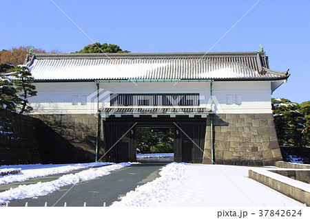 江戸城 皇居 坂下門 雪の写真素材