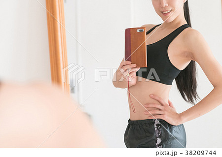 女性 スマートフォン 自撮り ポーズの写真素材