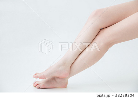 素足 美脚 足 足を組むの写真素材