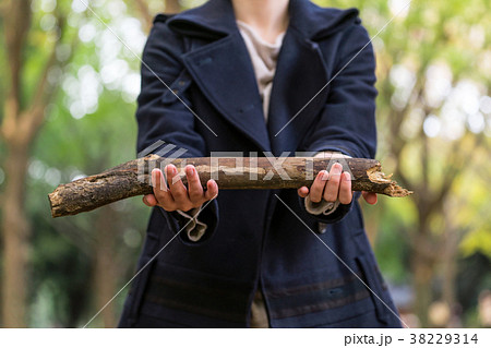 女性 こん棒 木 棒の写真素材