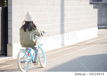 幼児 後姿 少年 自転車の写真素材