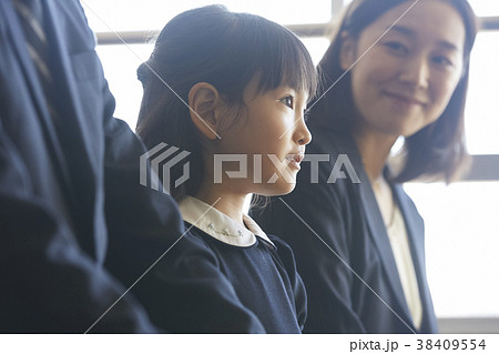 ベスト 横向き 子供の写真素材