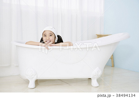 浴槽 女性 少女の写真素材