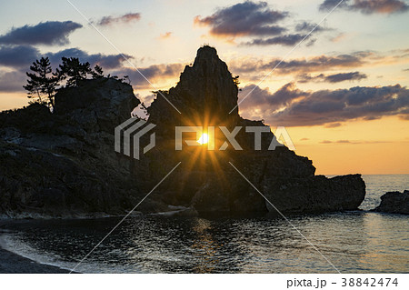 能登半島 輪島 曽々木海岸 窓岩の写真素材 - PIXTA