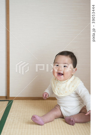 赤ちゃん 畳 ふすま 楽しいの写真素材