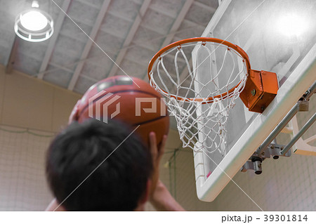 バスケットボール 影 シュート コートの写真素材