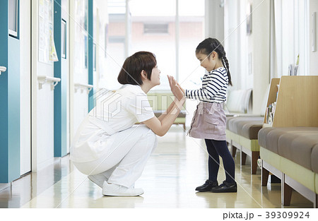 女の子 病院 看護師 小児科の写真素材