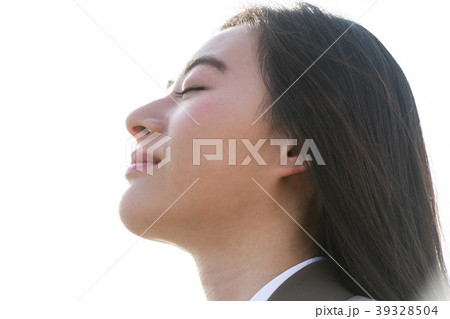 上を向く 女性の写真素材