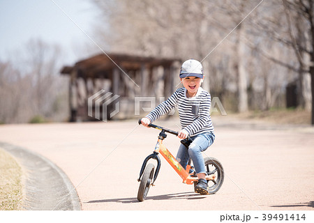 子供 自転車 乗る 後ろ姿の写真素材