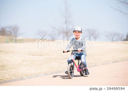 子供 自転車 乗る 後ろ姿の写真素材