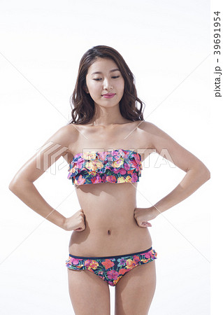 日焼け止め 水着 女性 紫外線対策の写真素材