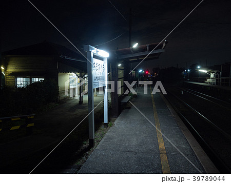 夜 無人駅 駅舎 ローカル線の写真素材