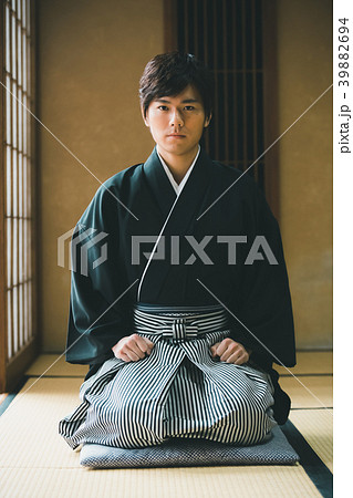 紋付袴 男性 和服 座るの写真素材