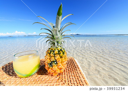 パイナップル 夏 沖縄 海の写真素材