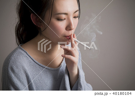 喫煙 タバコ 女性 着火の写真素材