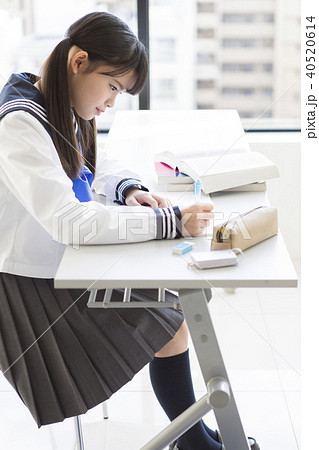 女性 制服 横向き セーラー服 中学生の写真素材